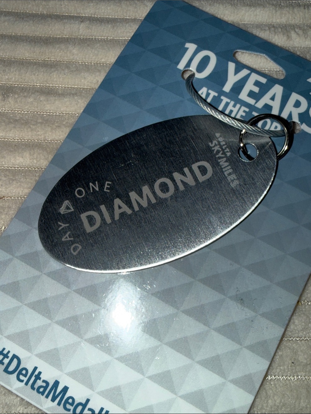 Delta White 747 Skin Limited Edition Diamond Medallion Tag - Picture 8 of 8